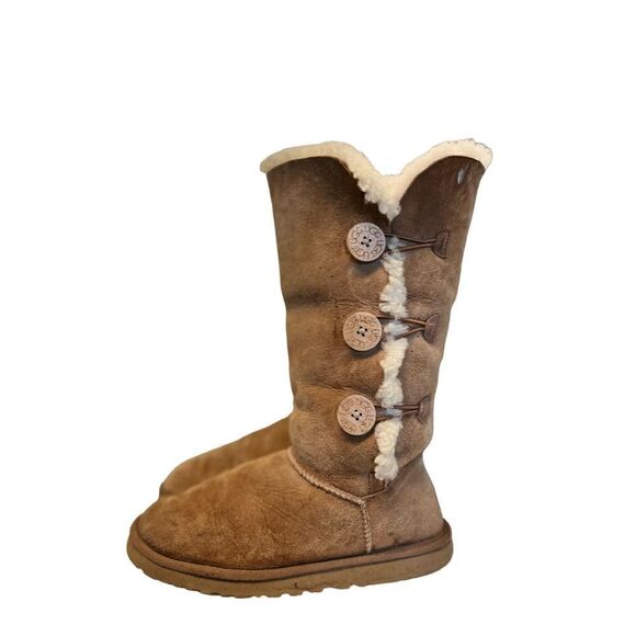 UGG Bailey Button Triplet II Boot Sheepskin Suede Chestnut Winter Warm Tall Sz 9 - Picture 1 of 8